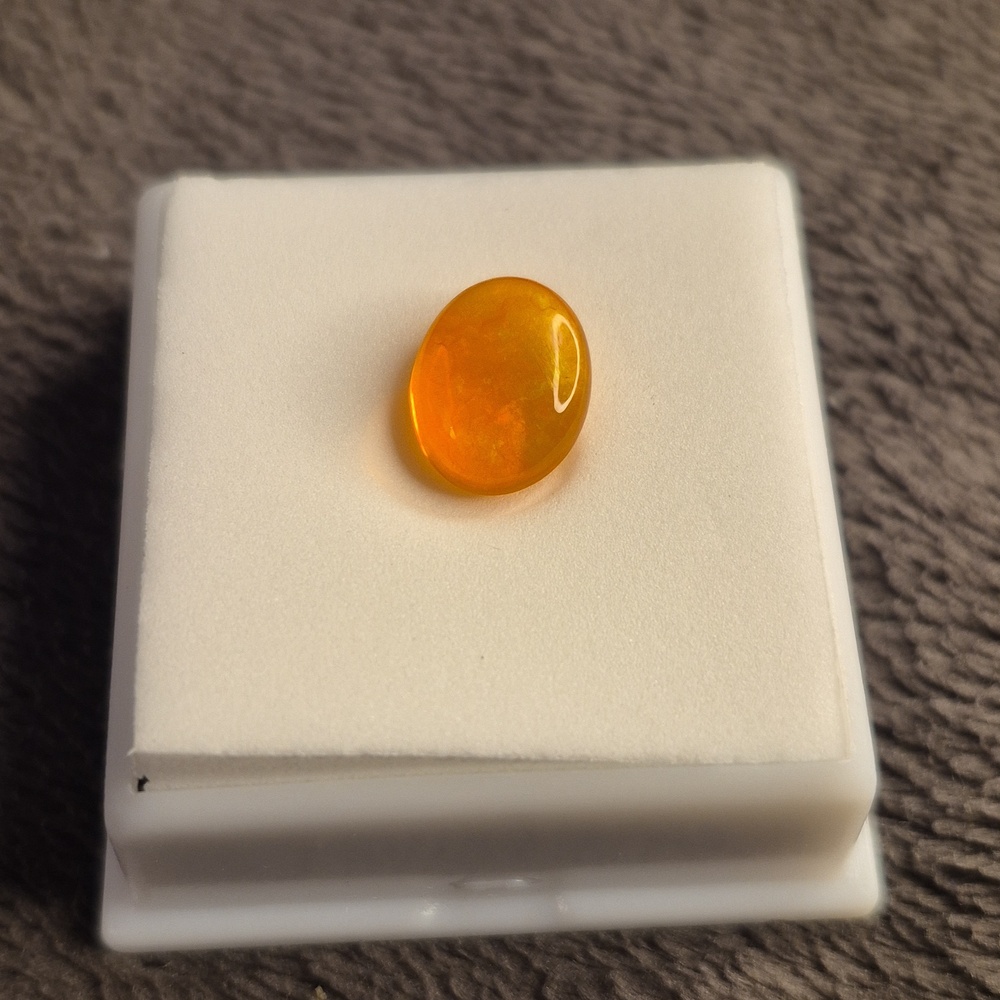 Jelly Opal 2.0ct cabochon approx 10mm